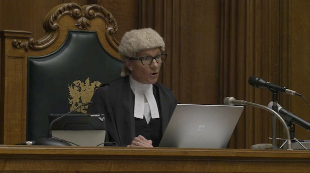 Richterin Sarah Munro bei der ersten live im Fernsehen übertragenen Verkündung in einem Strafprozess