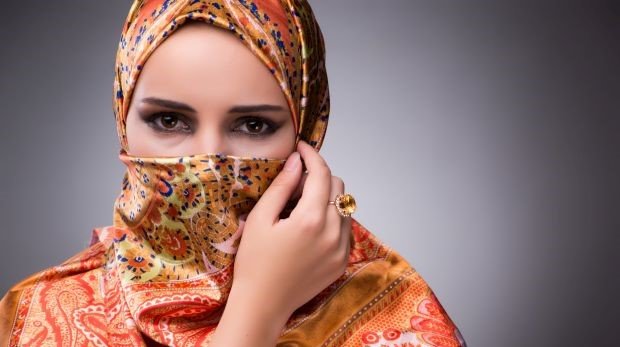 Eine Frau in traditioneller muslimischer Kleidung