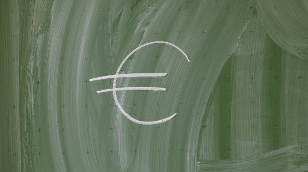 Euro-Zeichen auf einer grüner Schultafel