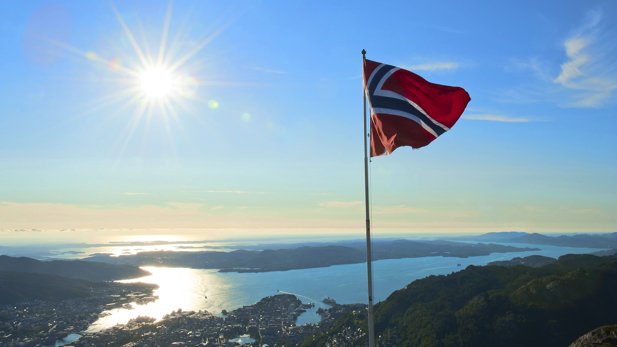 Norwegische Flagge auf dem Berg "Ulriken" in der Stadt Bergen.
