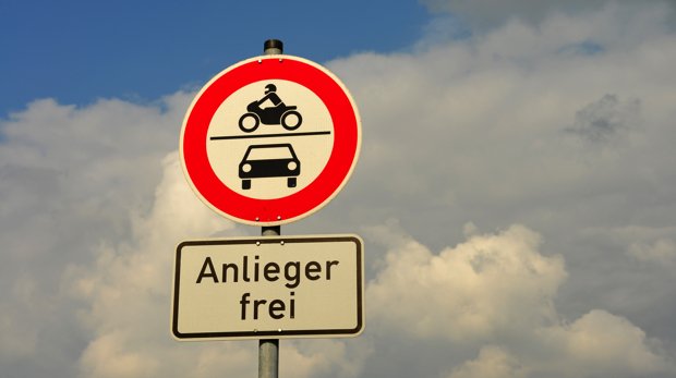Verkehrsschild "Beschränkung des motorisierten Verkehrs auf Anlieger"