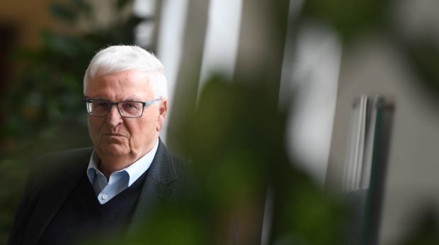 Ex-DFB-Präsident Theo Zwanziger blickt am 22.03.2017 vor Beginn einer Gerichtsverhandlung vor dem Landgericht in Frankfurt am Main in die Runde