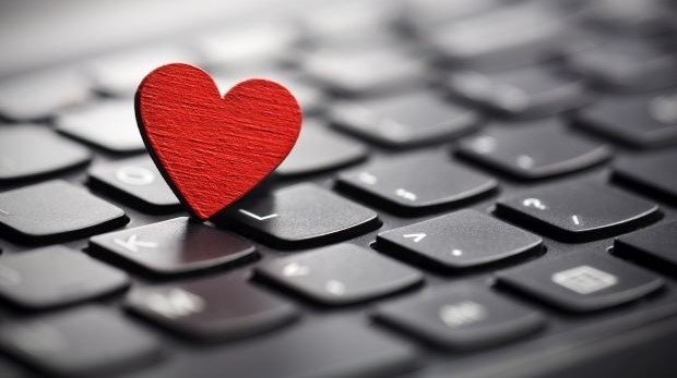 Kleines rotes Herz auf Computer Tastatur