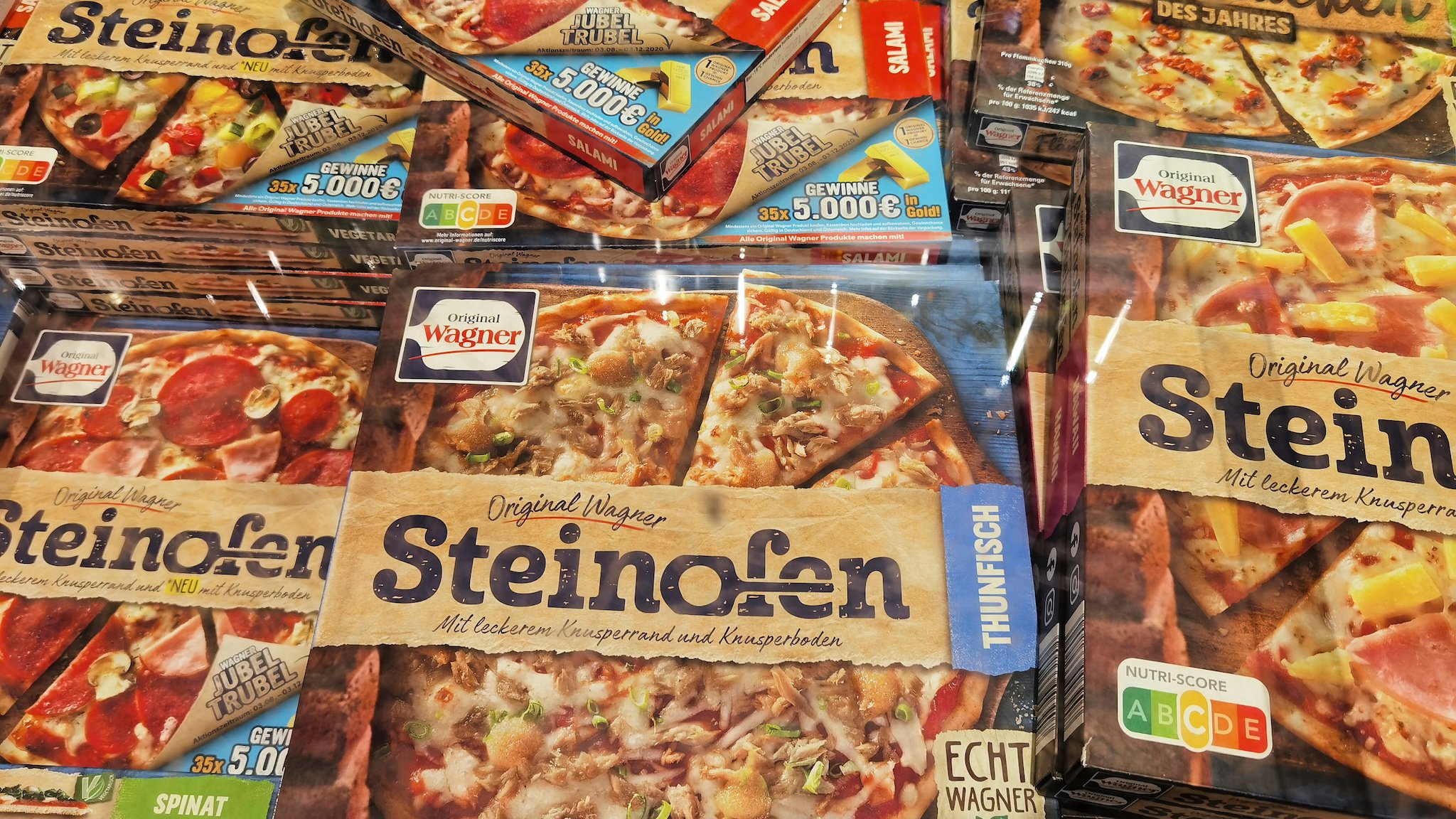 Kartons mit Wagner-Pizzen im Tiefkühlregal