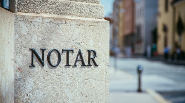 Schriftzug "Notar" an einem Gebäude