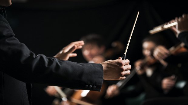 Dirigent vor Orchester (Symbolbild)