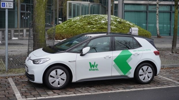 WeShare Carsharing VW ID.3 e-Auto beim Ladevorgang an einer Ladestation