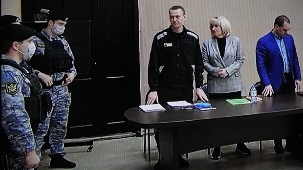 Ein Screenshot eines Videos, das Nawalny im gerichtssaal zeigt.