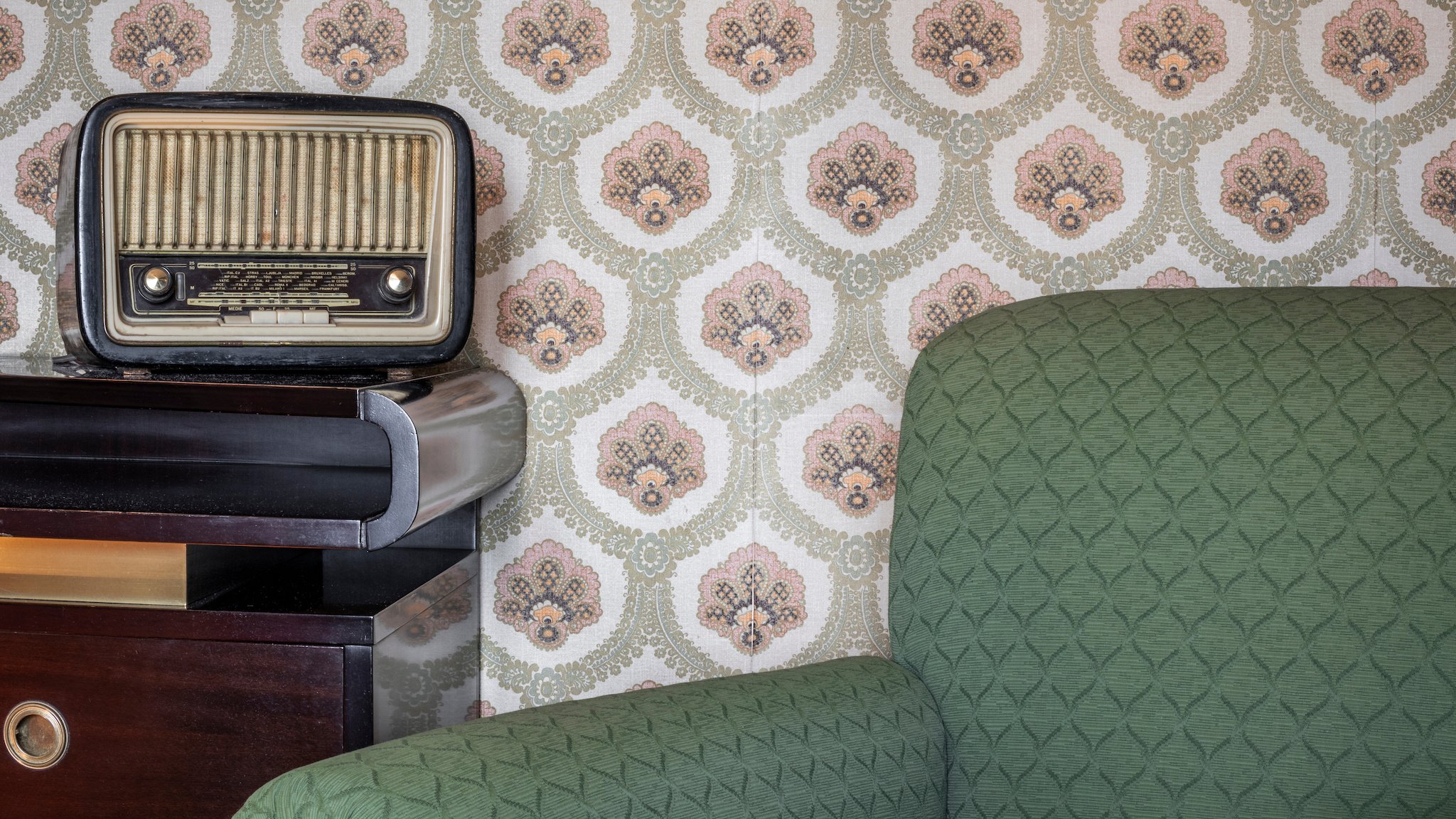 Transistor von Telefunken in Wohnzimmer mit alter Tapete und Sessel