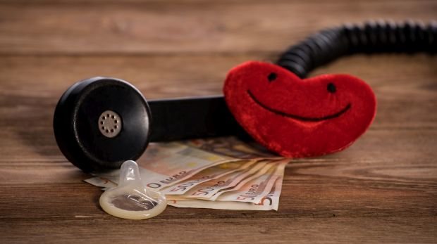 Telefonhörer, Herz, Geld und Kondom