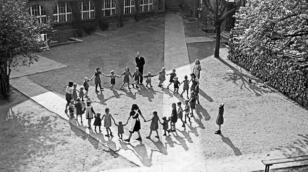 Schwestern und Kinder in einem DDR-Heim in Frankfurt an der Oder, Deutschland, 1948.