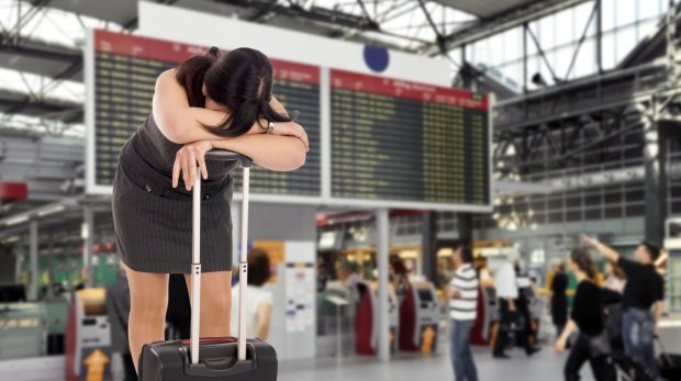 Frau verzweifelt über Flugverspätung