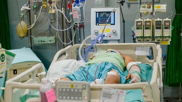 Ein Patient in einem Intensivbett.