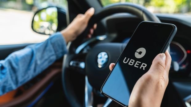 Autofahrer hat Uber-App auf dem Handy geöffnet