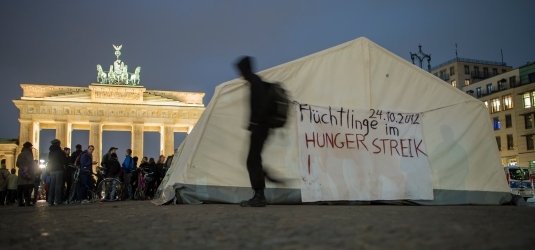 "Flüchtlinge im Hungerstreik" - Demo vor dem Brandenburger Tor in Berlin