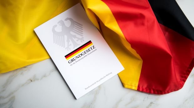 Grundgesetz und Deutschland-Flagge