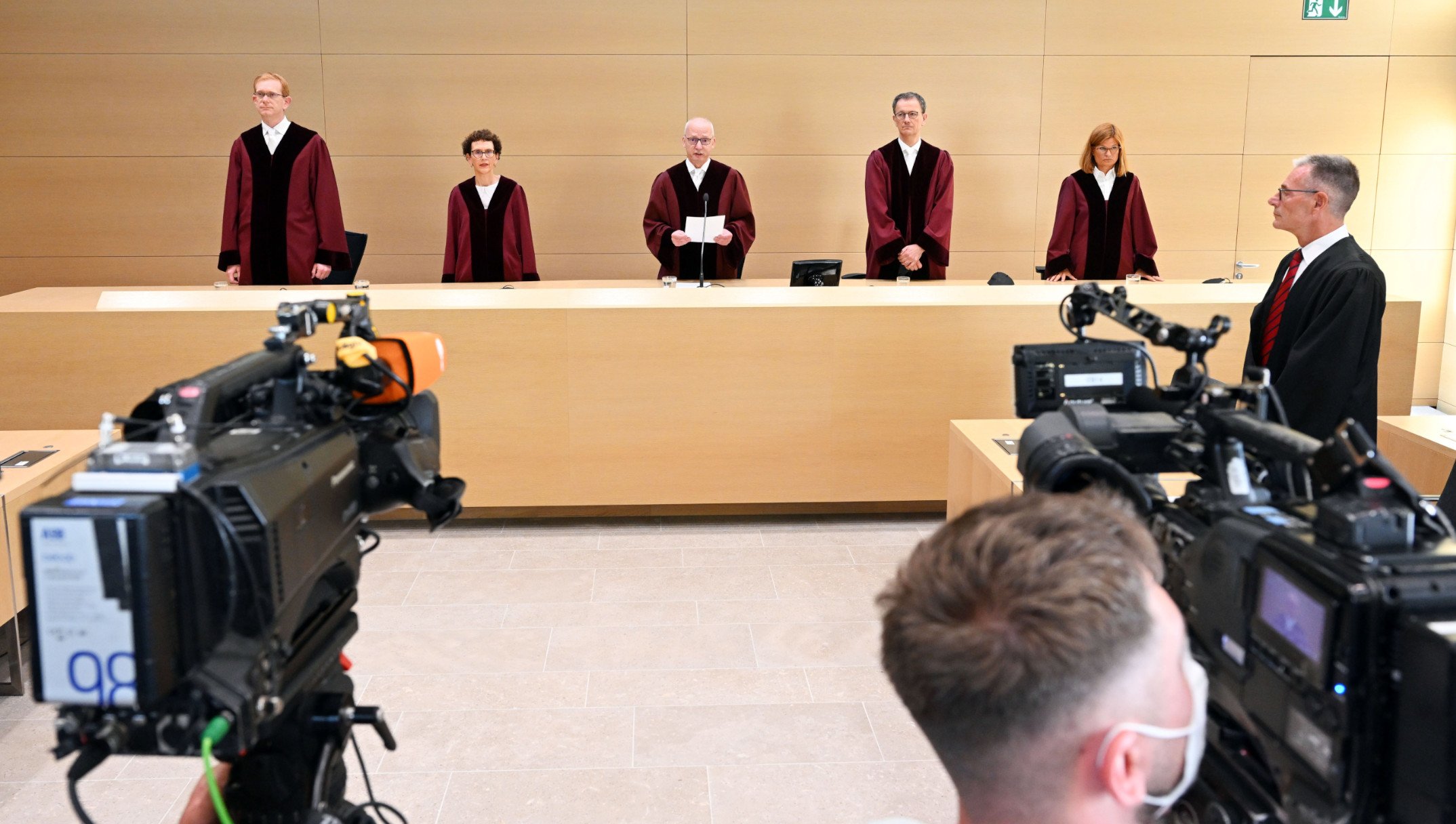 Der Dritte Strafsenat beim Bundesgerichtshof (BGH), (l-r) Renate Wimmer, Jürgen Schäfer (Vorsitz), und Johannes Berg eröffnet die Verhandlung zur Überprüfung des Urteils im Mordfall Lübcke.