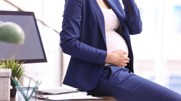 Schwangere Frau am Schreibtisch
