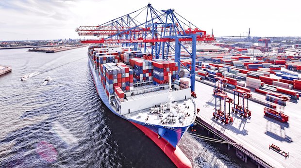 Containerschiff der Reederei Cosco wird am Container Terminal Tollerort abgefertigt.