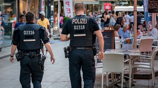 Zwei Polizisten laufen durch Berlin