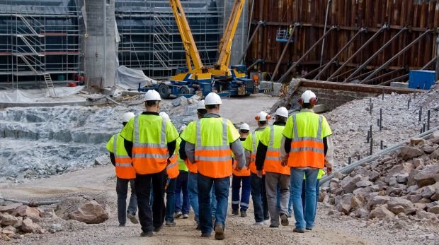 Gruppe von Bauarbeitern auf einer Baustelle