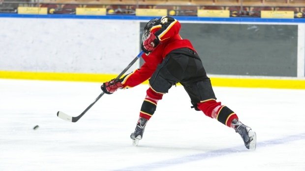 Eishockeyspieler schießt einen Puck