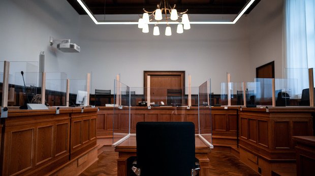 Ein Blick in einen Gerichtssaal mit Corona-Schutzmaßnahmen.