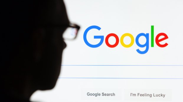 Person mit Brille startet Googlesuche
