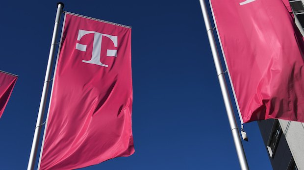 Flagge der Deutschen Telekom weht im Wind