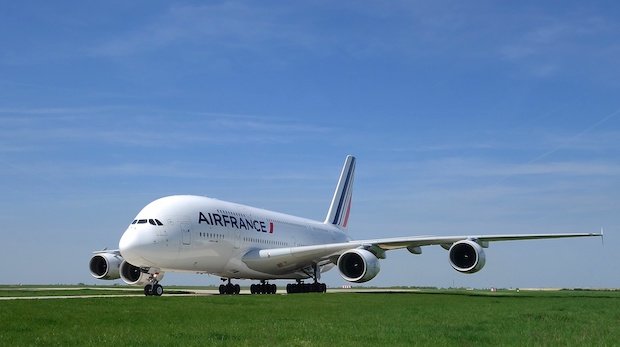 Ein Airbus A380 der Fluggesellschaft Air France auf dem Rollfeld.