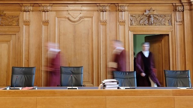 Richter des Bundesgerichtshofes (BGH) betreten am 28.06.2017 einen Verhandlungssaal im Gebäude des BVerwG in Leipzig (Sachsen).
