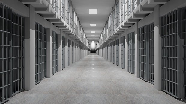 Ein Gang in einem Gefängnis