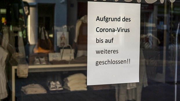 Schaufenster von Ladengeschäft mit Schild „Geschlossen wegen Corona-Virus“