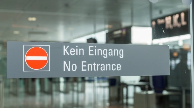 "Kein Eingang" Schild an einem Flughafen