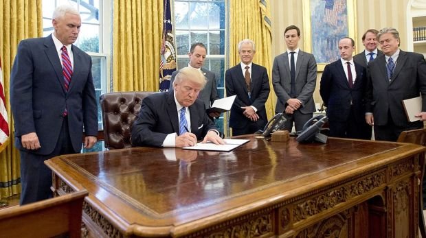 Präsident Trump unterzeichnet Exekutivmaßnahmen im Oval Office