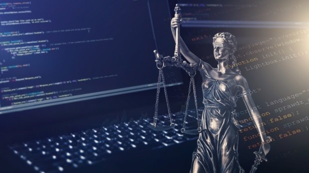 Justitia und Computercode