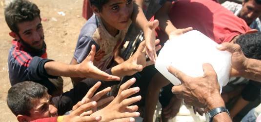 Verteilung von Hilfsgütern in einem Camp in Syrien