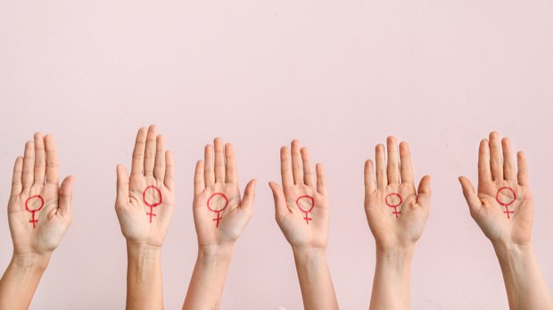 Frauen erheben ihre Hände