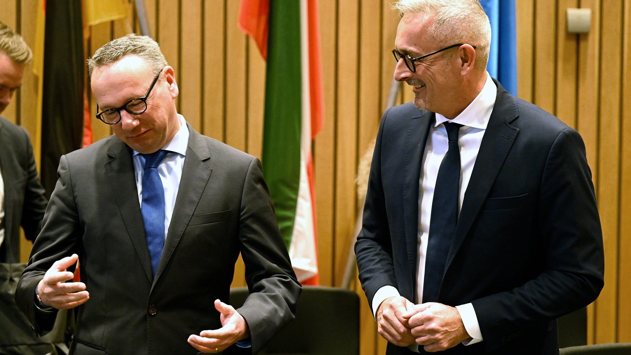 Benjamin Limbach (Grüne) und Werner Pfeil (FDP) vor der Sondersitzung des Rechtsausschusses
