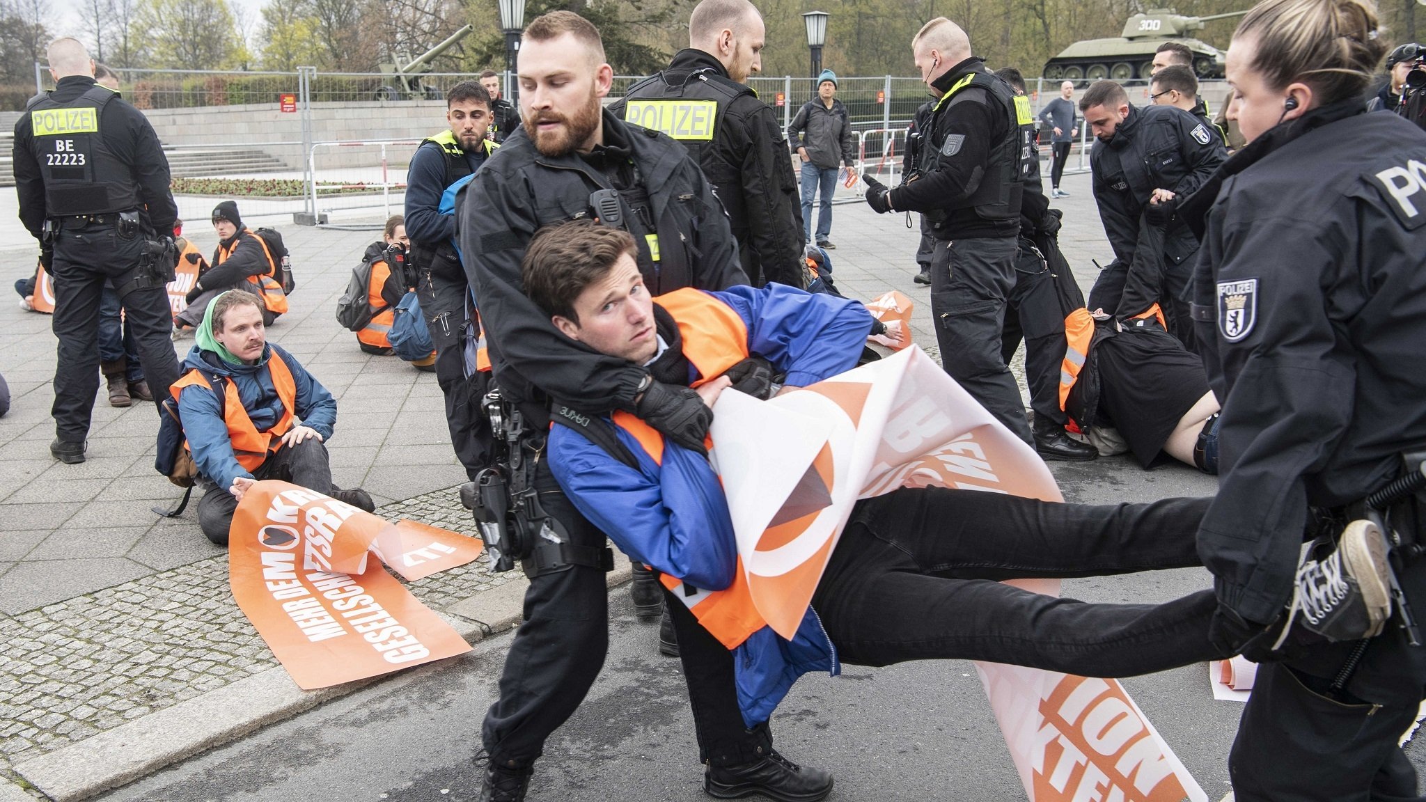 Ein Protest-Teilnehmer der Letzten Generation wird von Polizisten weggetragen.