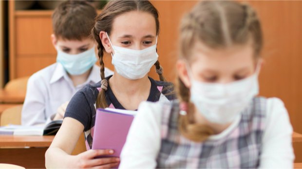Schulkinder mit Mund-Nasen-Schutz