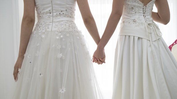 Zwei Frauen in Hochzeitskleidern (Symbolbild)