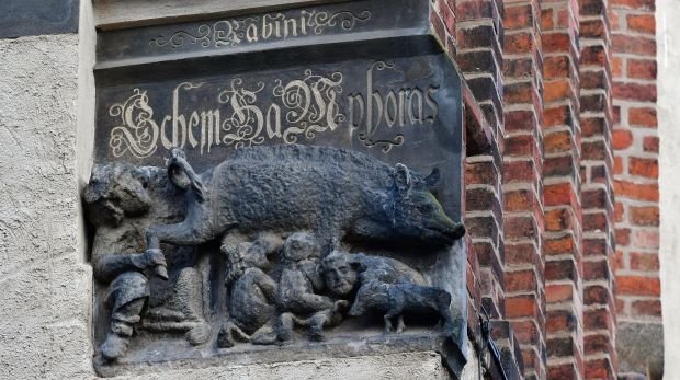 Eine als "Judensau" bezeichnete mittelalterliche Schmähskulptur ist an der Aussenmauer der Stadtkirche Sankt Marien in Wittenberg zu sehen.