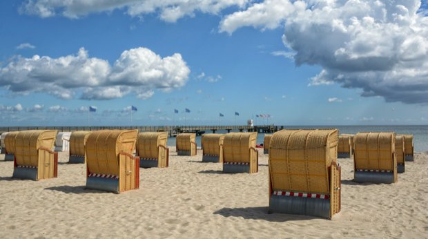 Strandkörbe in einem Strandbad in Schleswig-Holstein