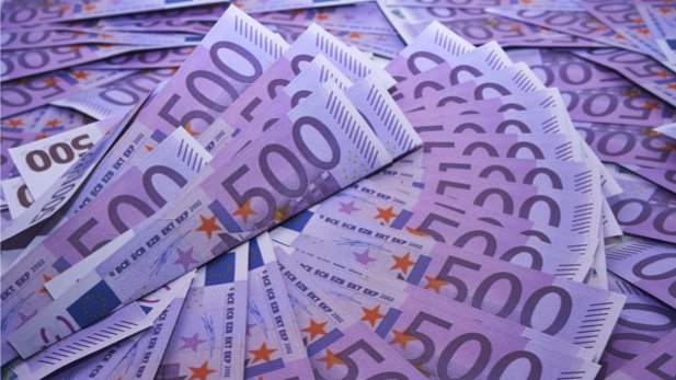 Mehrere 500-Euro-Scheine übereinander gelegt.