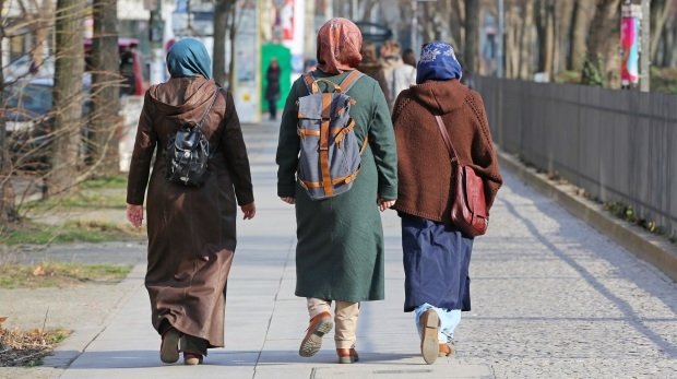 Frauen mit Kopftuch auf dem Weg zur Arbeit