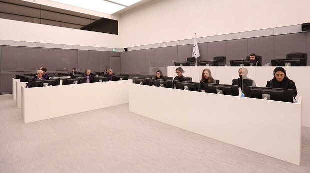 Das Tribunal der Kosovo-Fachkammern in Den Haag, während Rexhep Selimi, ein Abgeordneter des Kosovo-Parlaments, am 11. November 2020 erstmals vor Gericht erscheint.
