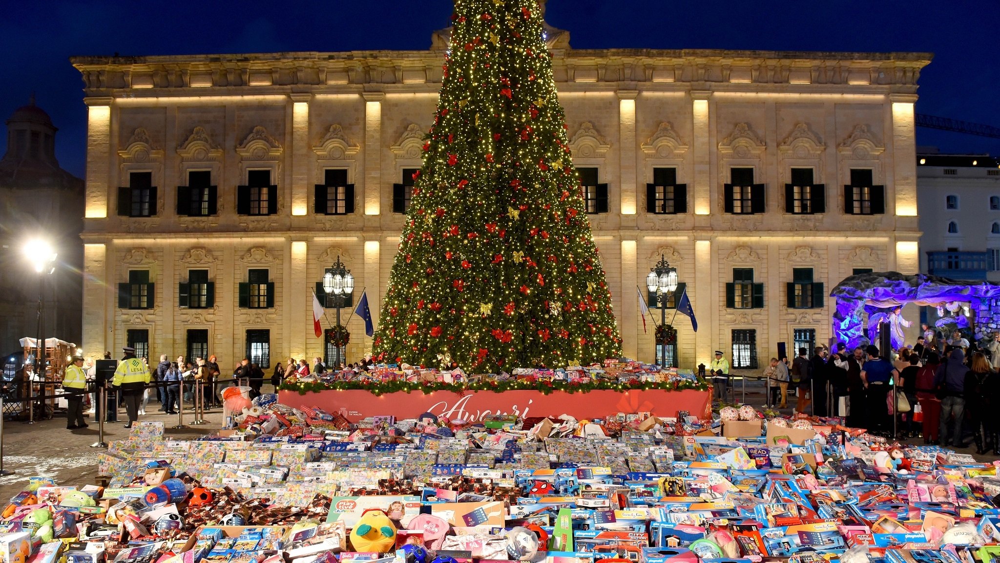 Gespendete Weihnachtsgeschenke auf dem Castille Square in Valletta, Malta