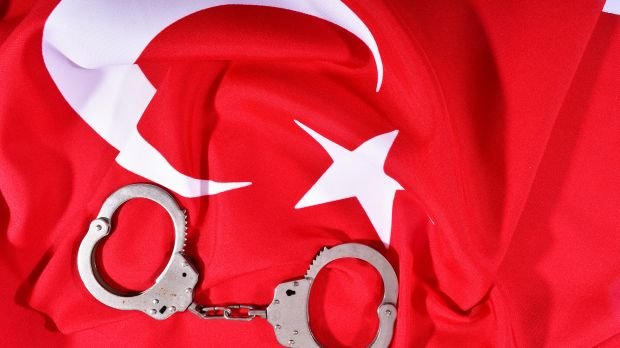 Handschellen auf Türkei-Flagge