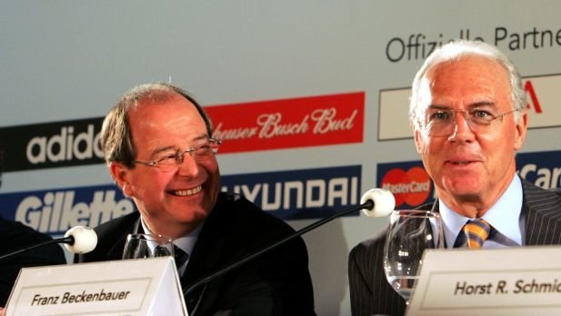 Der frühere FIFA-Generalsekretär Urs Linsi (L) und Franz Beckenbauer auf einer Pressekonferenz zur WM 2006
